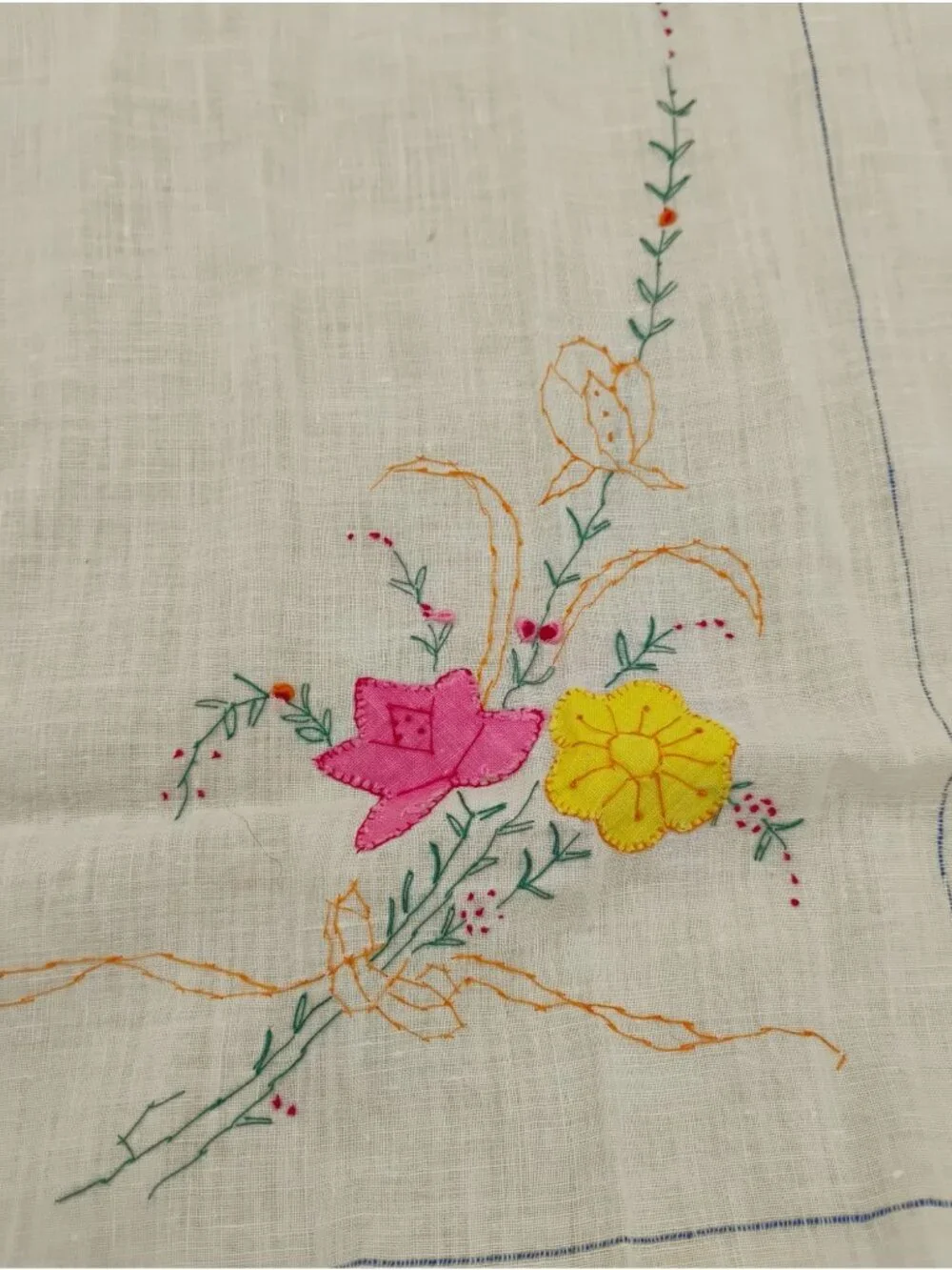 Vtg 1950s Hand-Embroidered Linen Tablecloth Floral 30